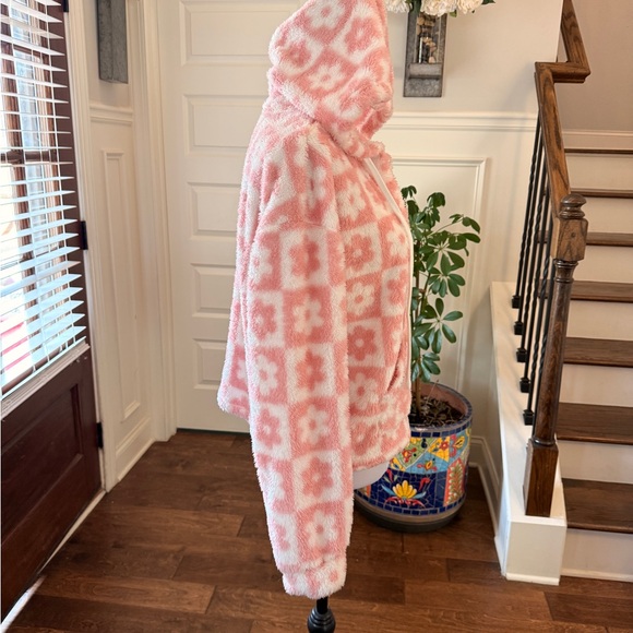 Crave Fame NWOT Woobie Printed Fuzzy Cropped Hooded Sweater in Dusty Pink - Picture 4 of 6
